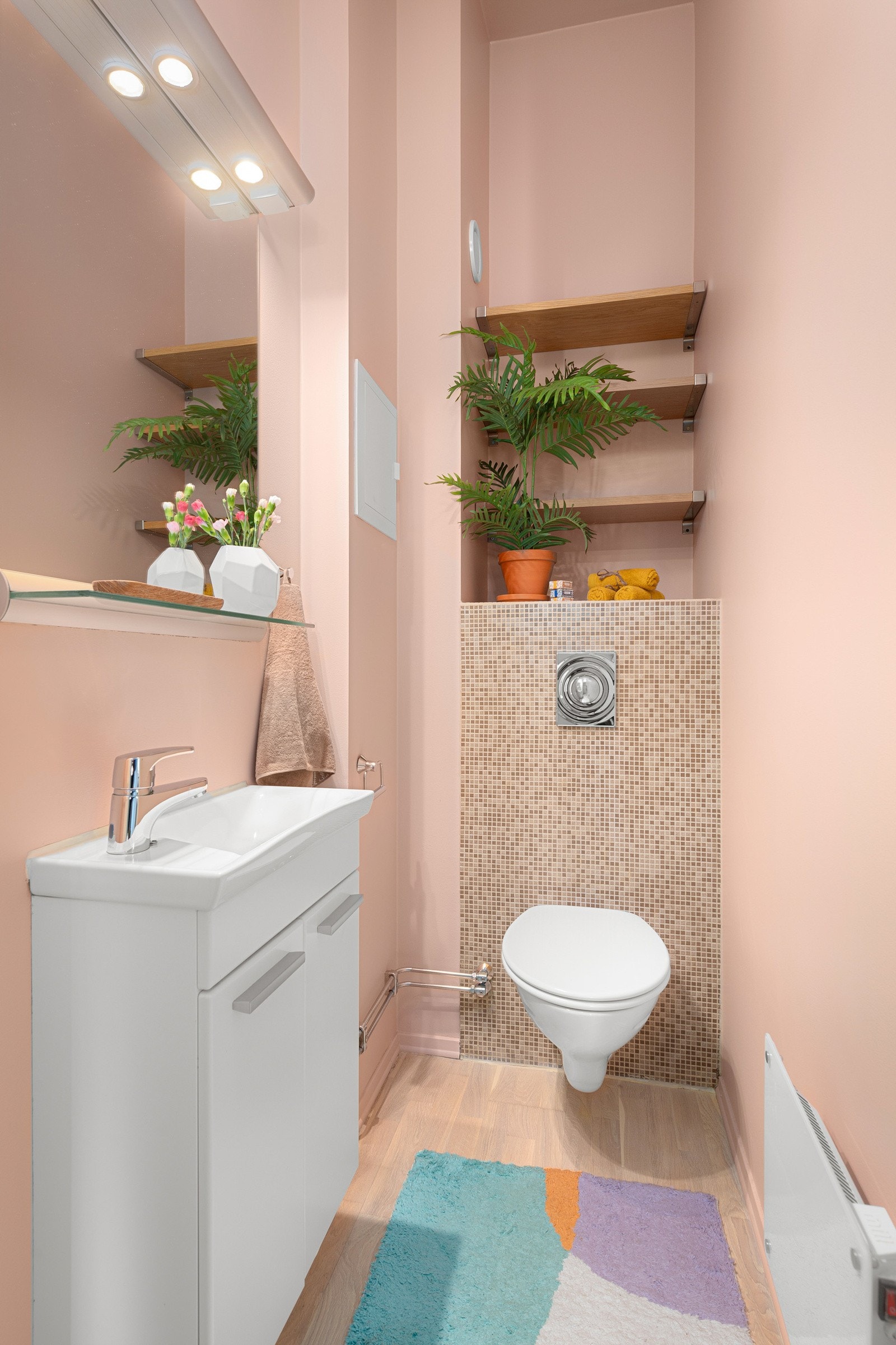 Praktisk gjestetoalett i hovedetasje Galleribilde