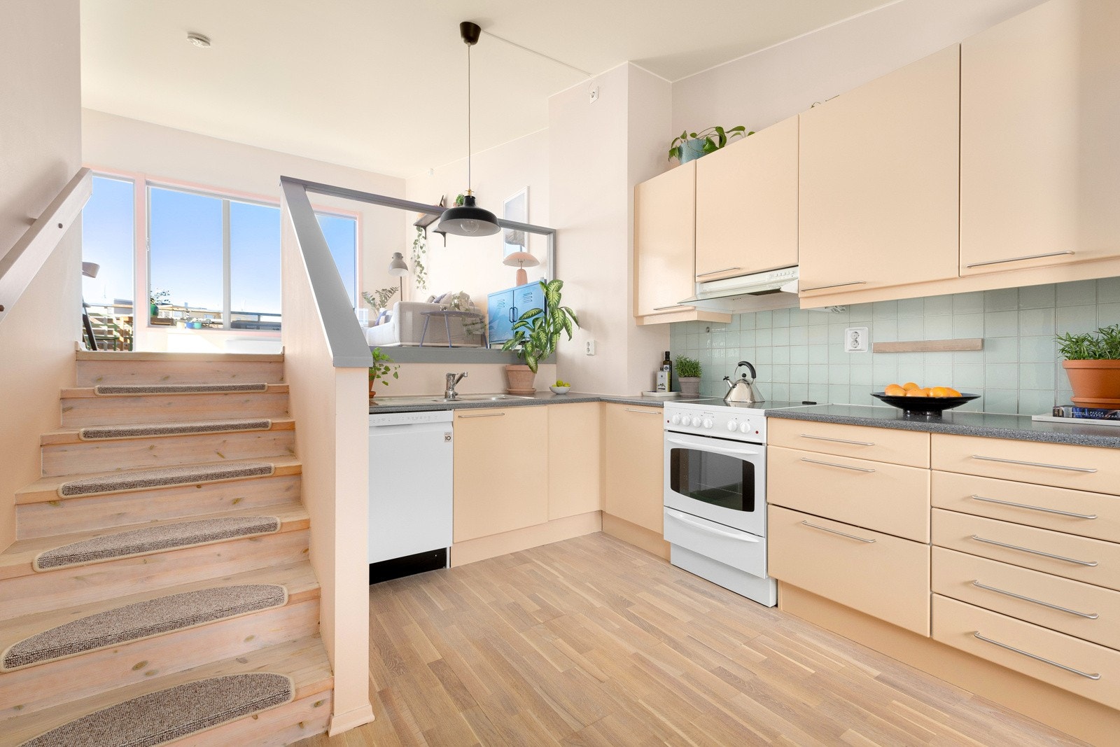 Glassveggen mellom 1/2 plan gjør leiligheten ekstra lys og åpen Galleribilde