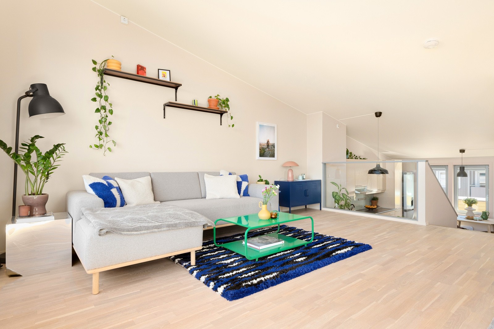 Stue og kjøkken i hoveddelen utgjør et stort sosialt allrom i leilighetens toppetasje Galleribilde