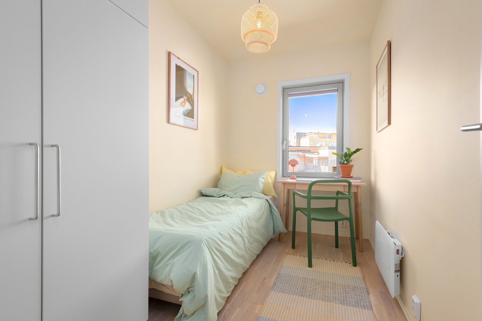 Soverom 2 er også av fin størrelse, med plass til en god seng og garderobeløsninger Galleribilde