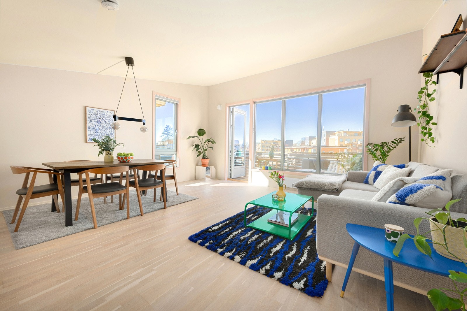 I stuen har du rikelig med plass til en stor sofagruppe. Den store gulvflaten gir mulighet for ulike innredningsløsninger Galleribilde