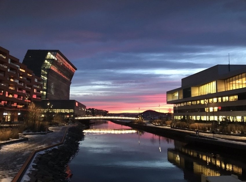 Gangavstand til bademuligheter og cafeliv på Munch Brygge og Sørenga Galleribilde