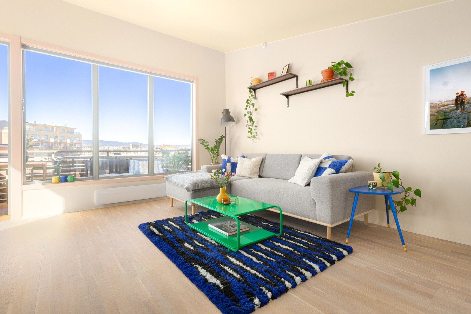 Store vindusflater tilfører stuen rikelig med naturlig lys, en særdeles god romfølelse Galleribilde