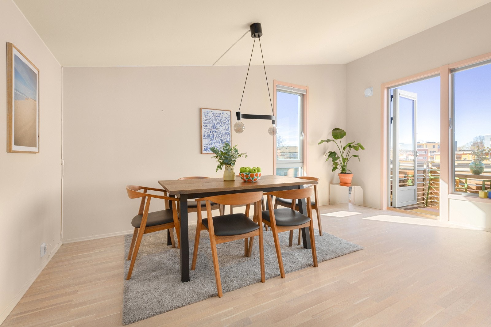 Parkettgulvet er gjennomgående i hele leiligheten og ble slipt i 2024 Galleribilde