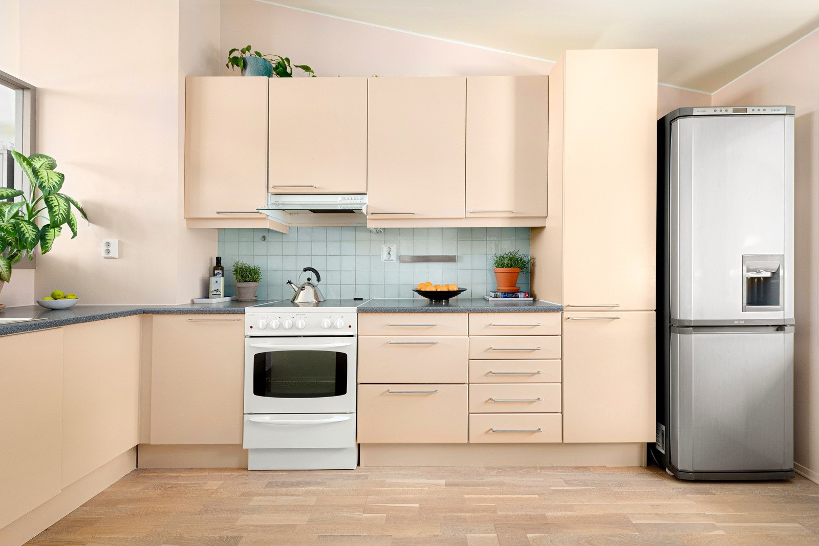 Kjøkkeninnredningen fra Sigdal ble oppført i 2005, frontene er malt i 2024 Galleribilde