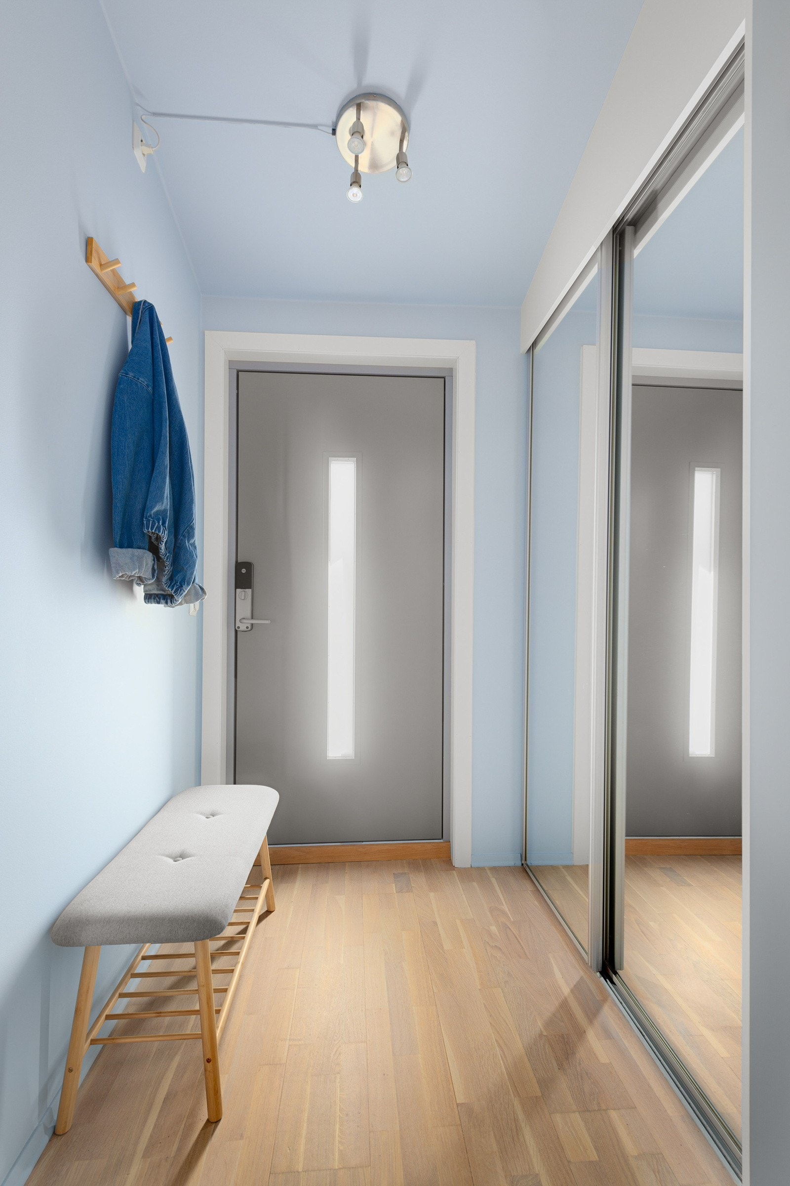 Romslig entrè med skyvedørsgarderobe Galleribilde