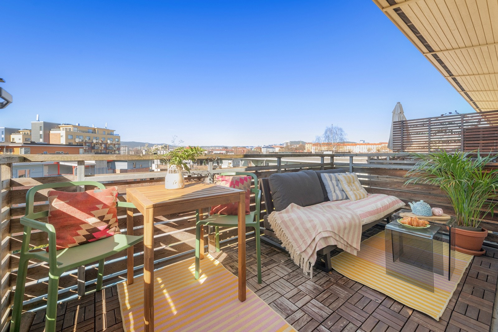 Balkongen er romslig, med god plass til forskjellig utendørsmøblement Galleribilde