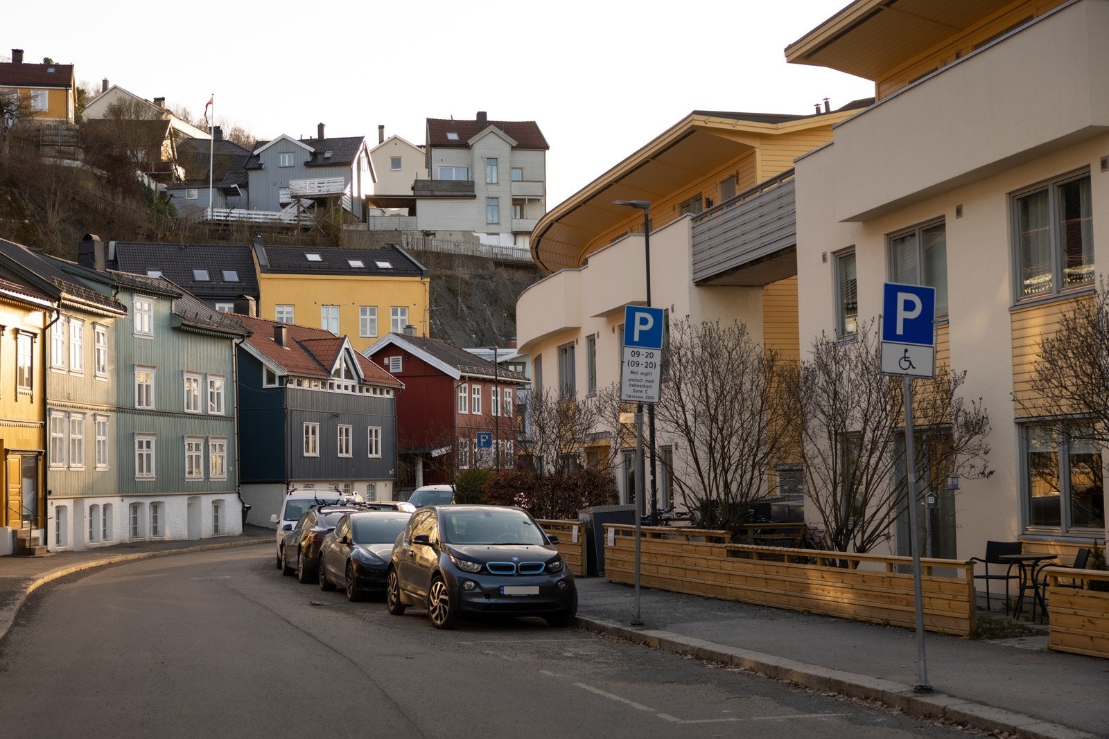 Konows gate med koselig bebyggelse, frodige forhager, syrintrær og brede fortau Galleribilde