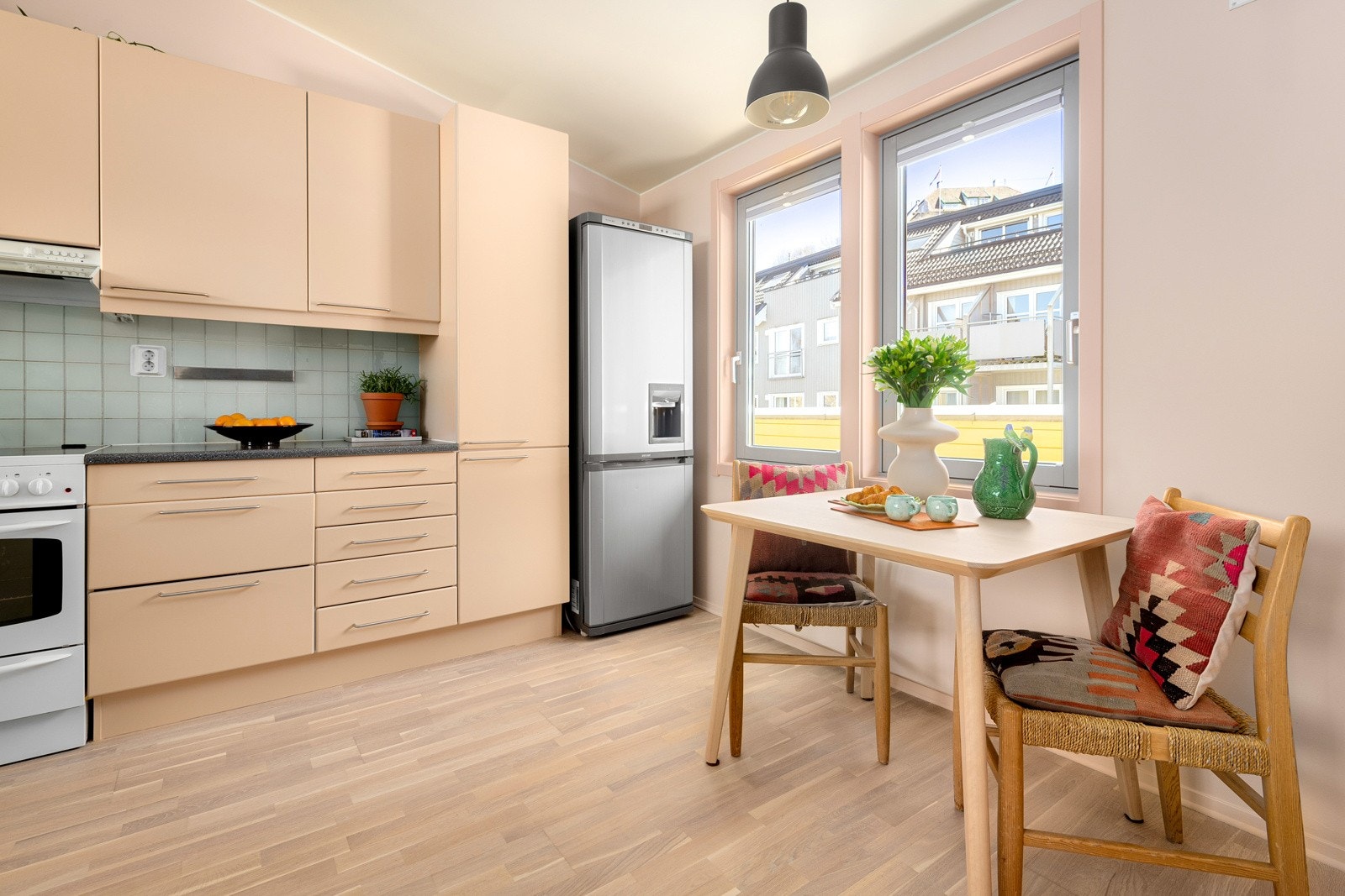 Kjøkkenet er godt utnyttet med rikelig av skap- og benkeplass. Spisebordet er perfekt for en frokost i farta.. Galleribilde