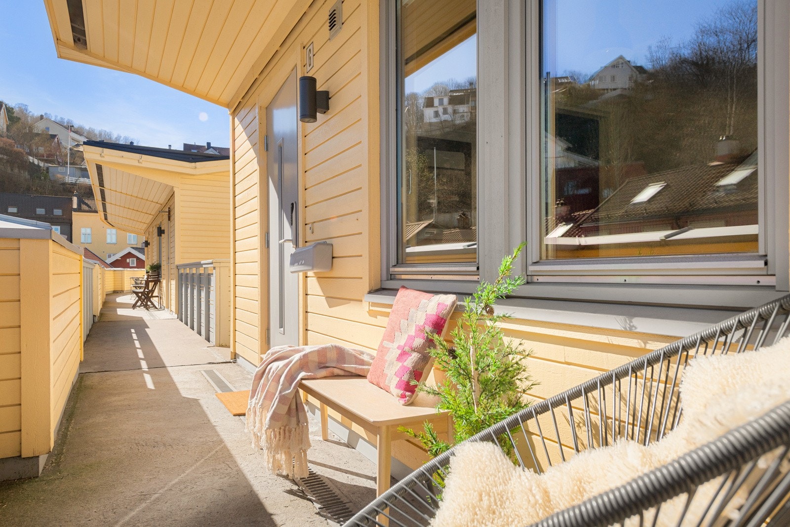 Hyggelig uteplass med morgensol Galleribilde