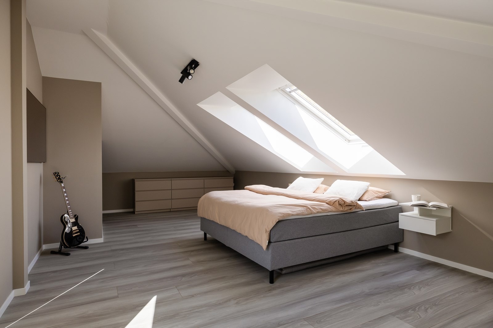 Meget romslig hovedsoverom med god plass til stor dobbeltseng, oppbevaring og tilhørende møblement. Galleribilde