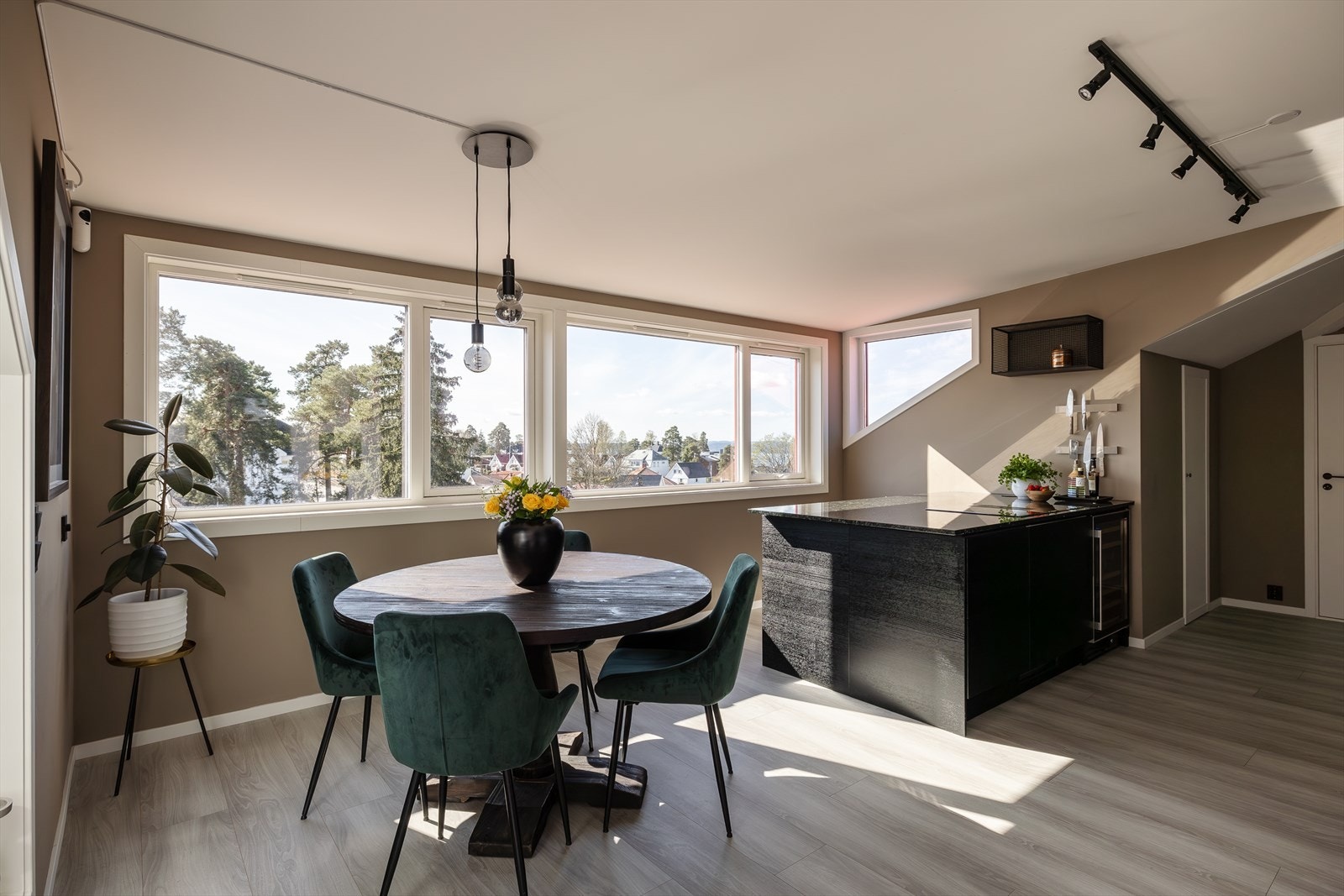 På kjøkkenet har du også store vindusflater og mye skap-og benkeplass. Galleribilde