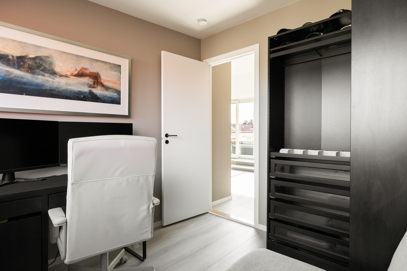 Her har man plass til en 140 seng, garderobeskap og kontorpult Galleribilde