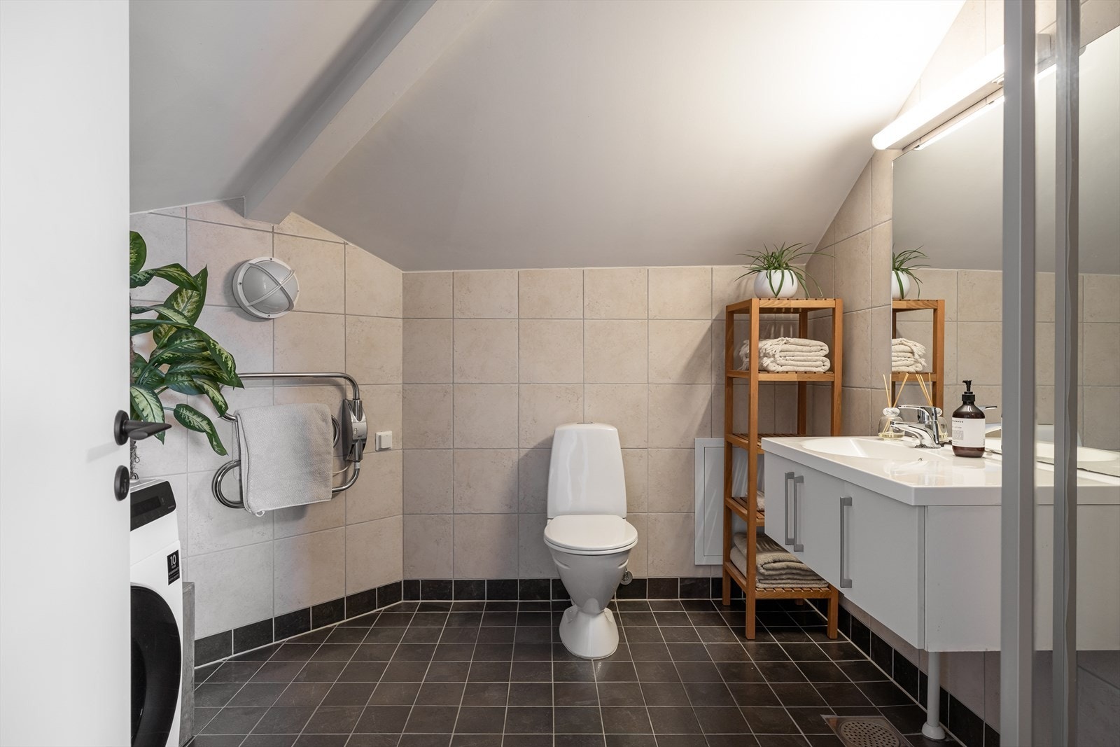 Romslig flislagt baderom med varmekabler Galleribilde