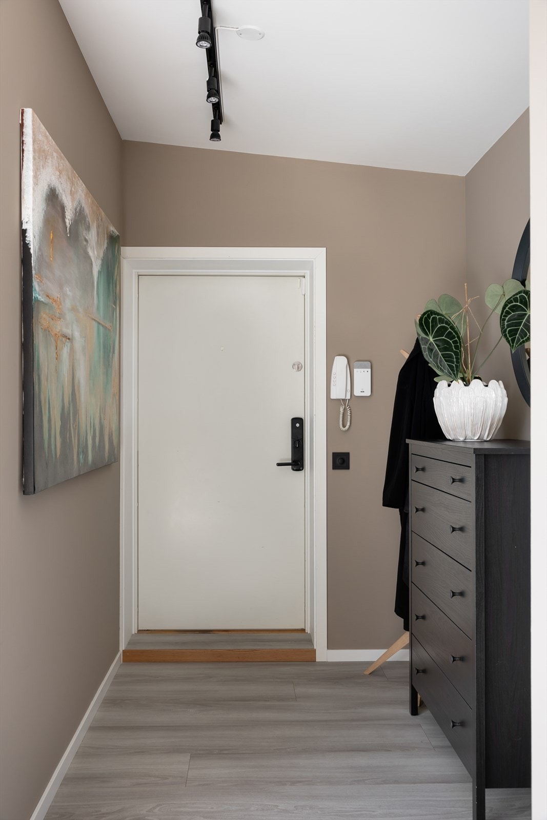 Luftig entré med god plass til oppbevaring, samt er det montert Yale Doorman. Galleribilde