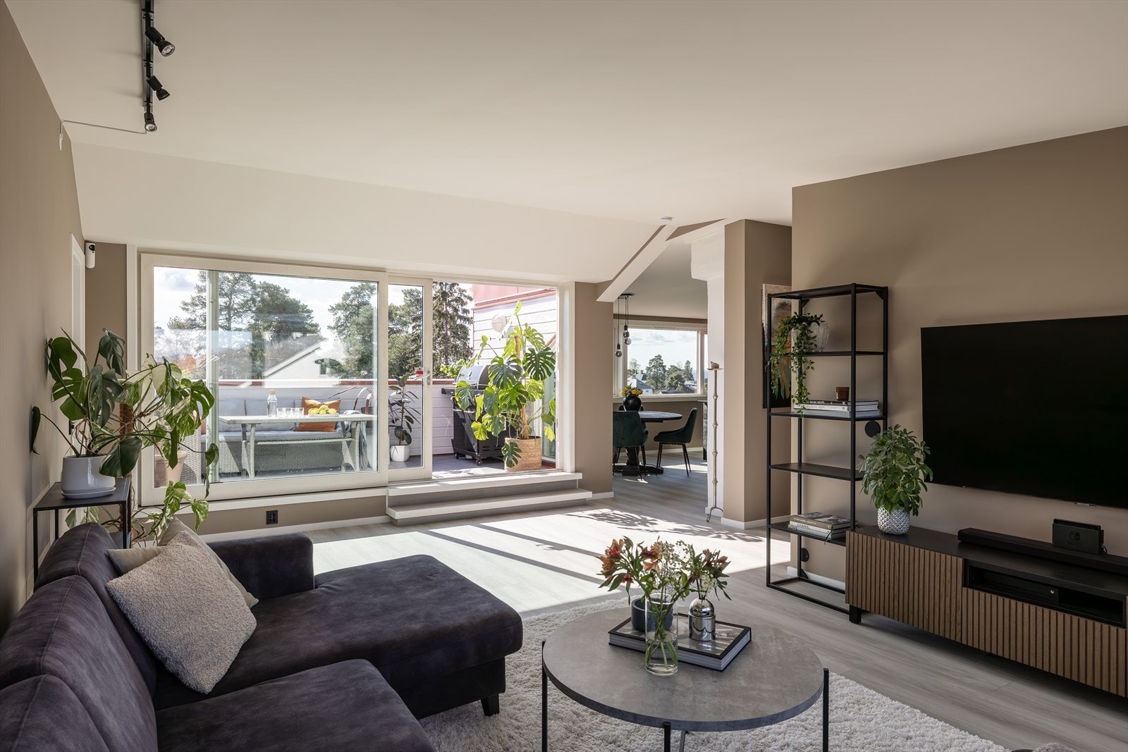 Romslig stue med god plass til stor sofagruppa, samt har du store vindusflater som fyller boligen med mye dagslys. Galleribilde