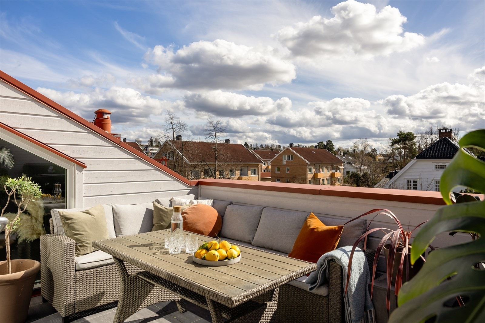 God plass til stor lounge og tilhørende utemøblement. Galleribilde