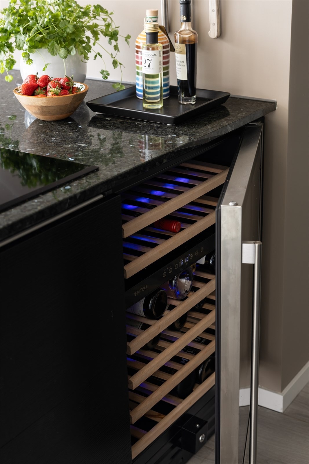 Flott integrert vinskap på kjøkkenet Galleribilde
