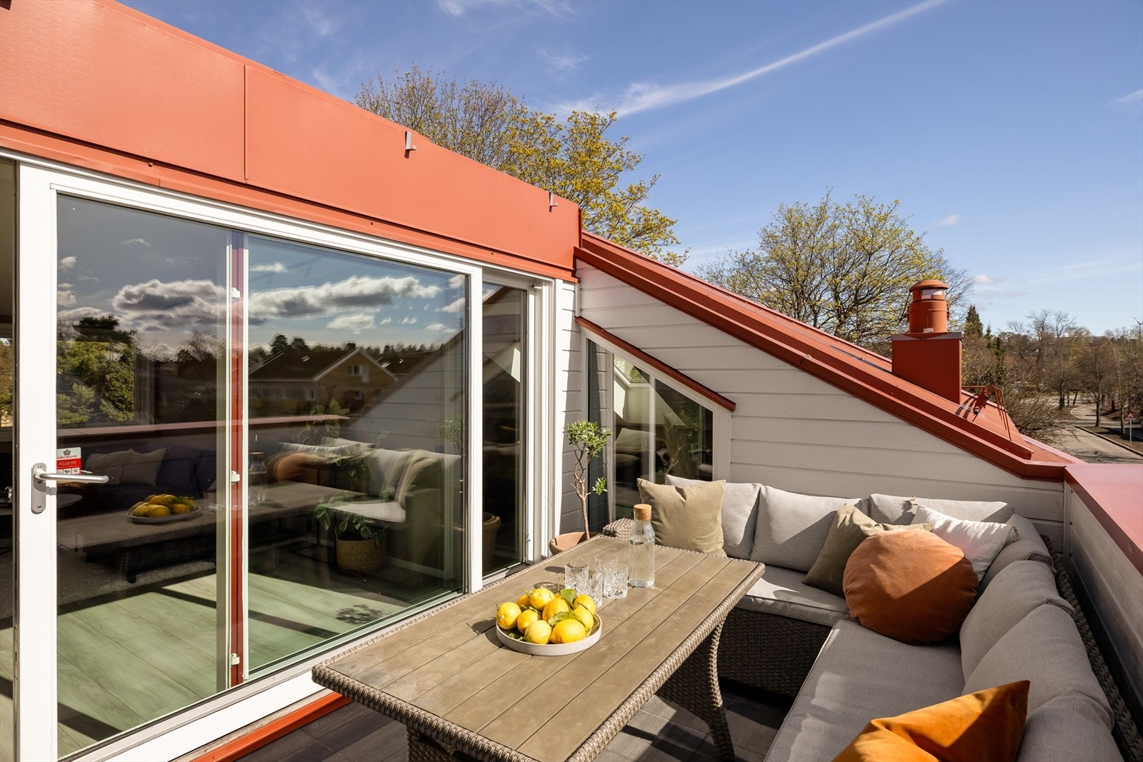 Bygget er originalt fra 1941,
men toppetasjen ble ombygget fra råloft til leiligheter i 2006 Galleribilde