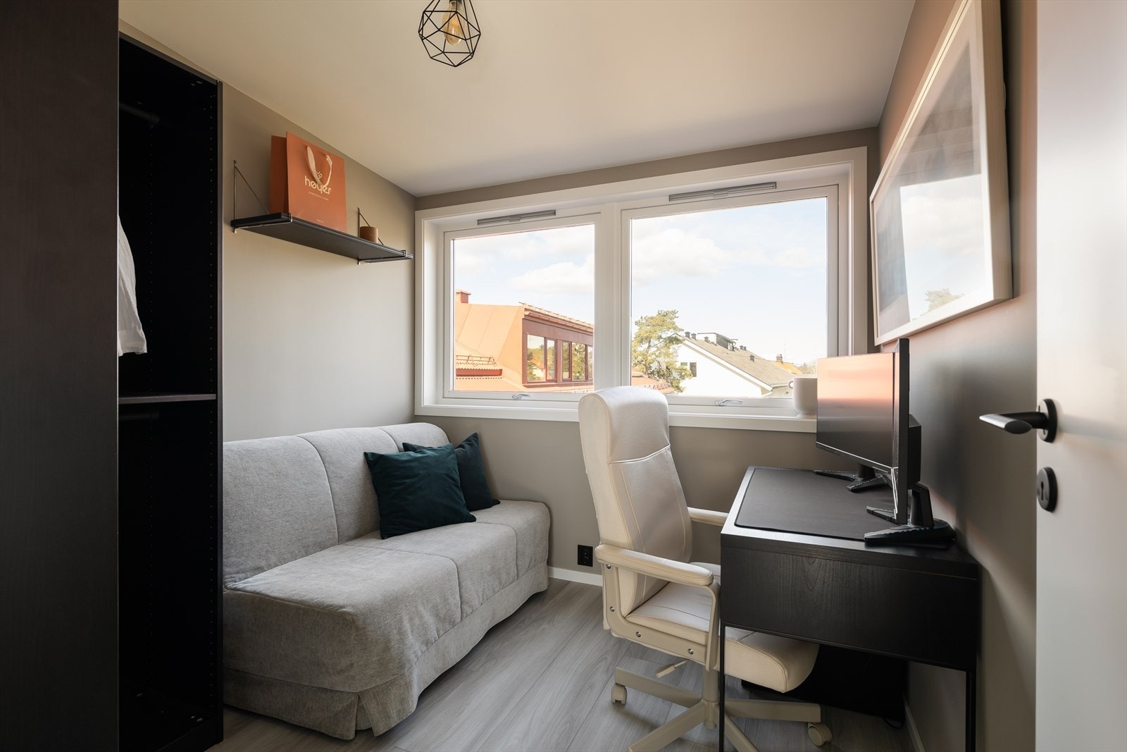 Soverom nummer to egner seg utmerket som f.eks. gjesterom eller hjemmekontor. Galleribilde