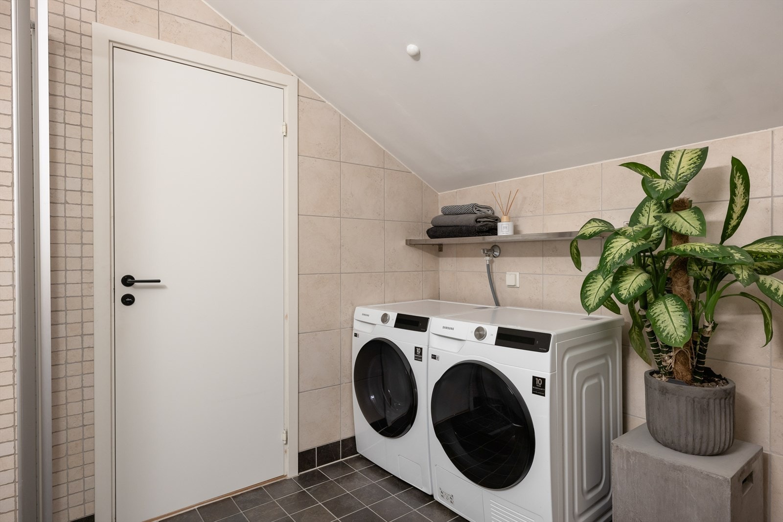 Videre består innredningen av blant annet nedfelt servant, wc, dusj og opplegg for vaskemaskin. Galleribilde