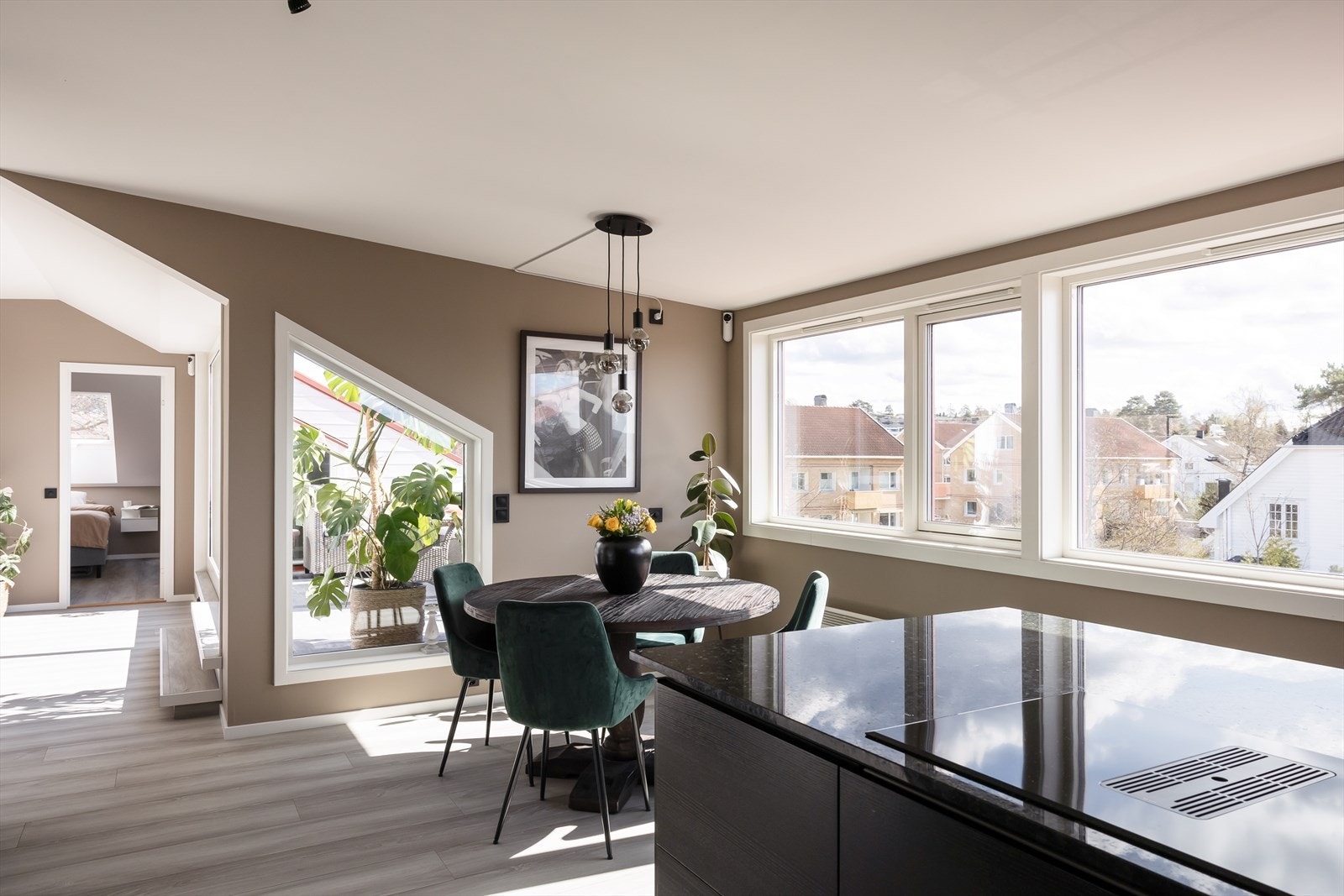 Kjøkken i delvis åpen løsning mot stuen. Her har du blant annet god plass til spisebord med tilhørende stoler. Galleribilde