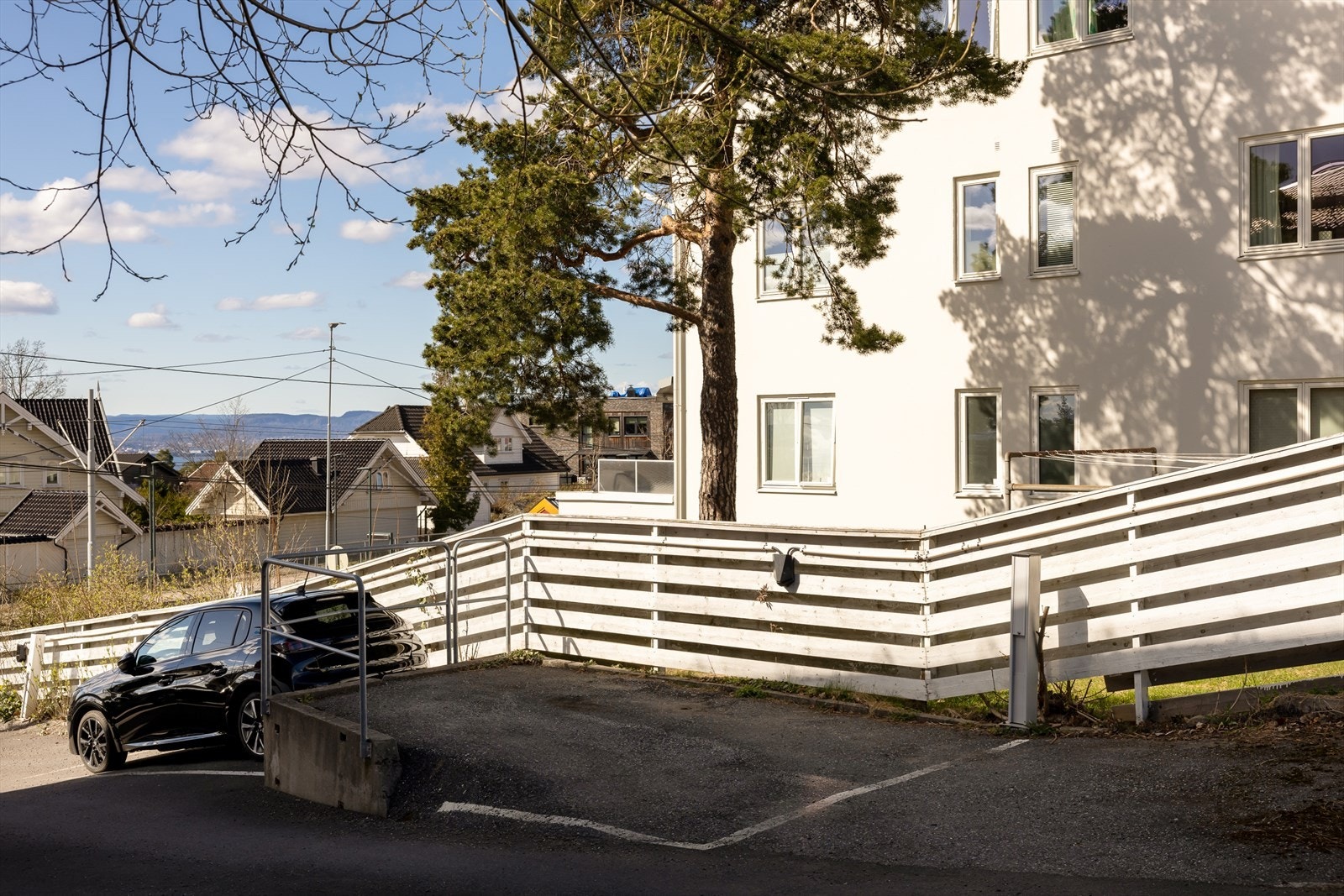 Parkeringsplass med elbillader i bakgården Galleribilde