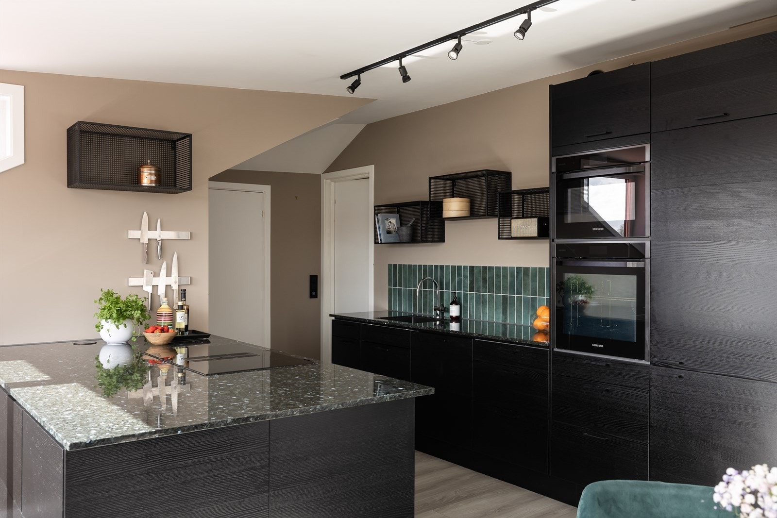 Flott kvalitetskjøkken fra Epoq (2020) med integrerte hvitevarer. Galleribilde