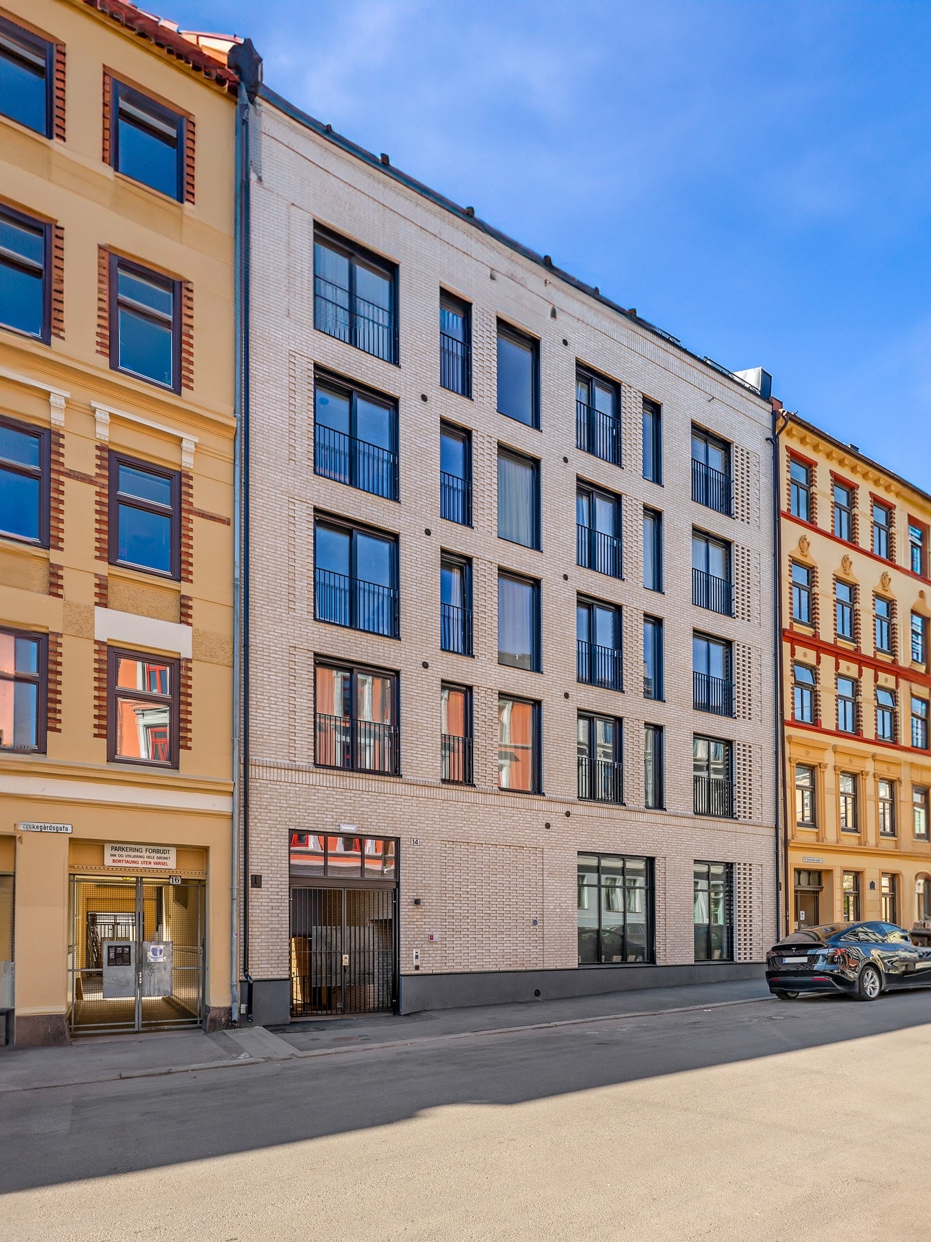 Bygget ble ferdigstilt i 2023 og bærer preg av moderne stil - Det er beboerparkering i området Galleribilde