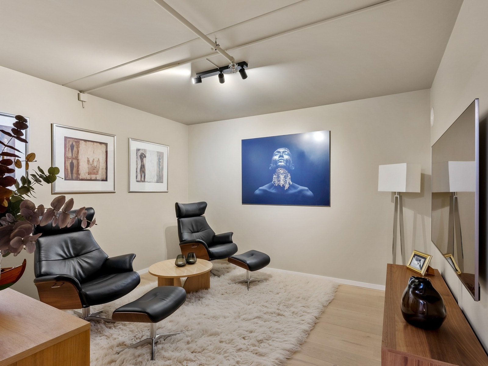 Koselig og innbydende kjellerstue i underetasjen - perfekt for avslapning eller en uformell filmkveld. Kan også brukes som garderobe eller til andre muligheter for oppbevaring (underetasjen er bygemeldt som kjellerbod) Galleribilde