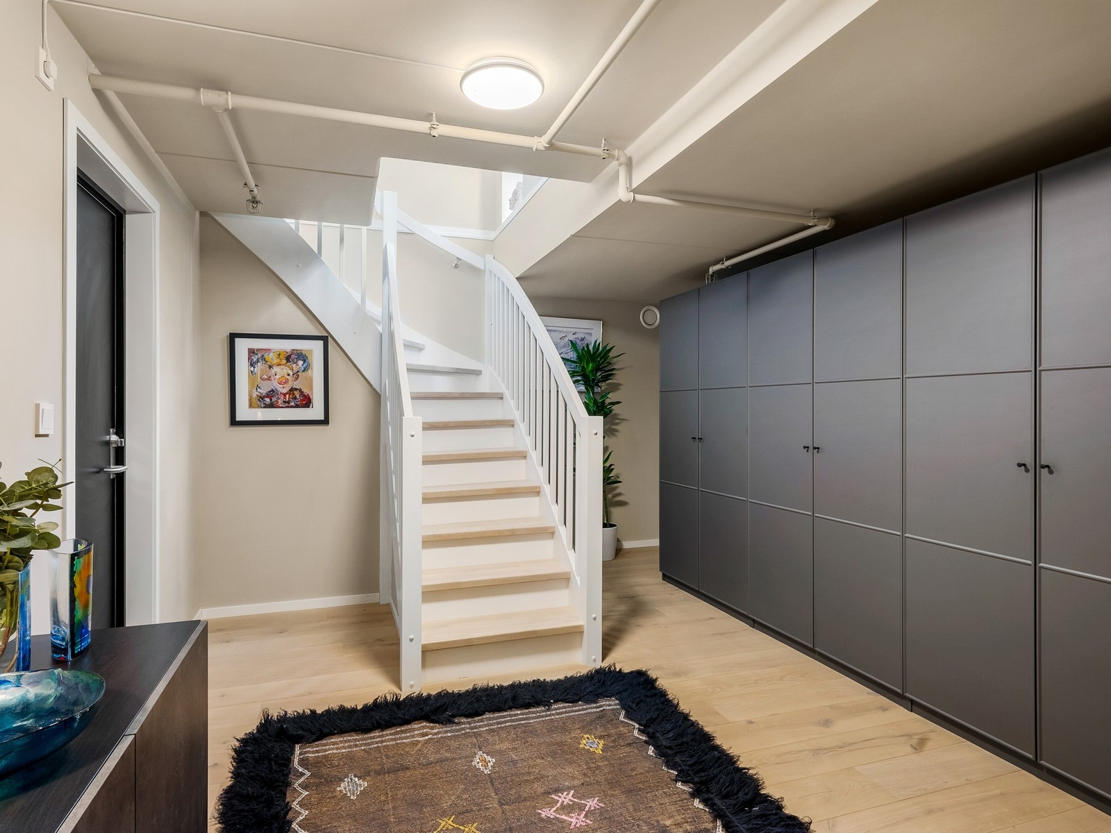 Det store garderobeskapet gir rikelig med oppbevaringsplass og sørger for en ryddig, stilren atmosfære. (underetasjen er byggemeldt som kjellerbod) Galleribilde