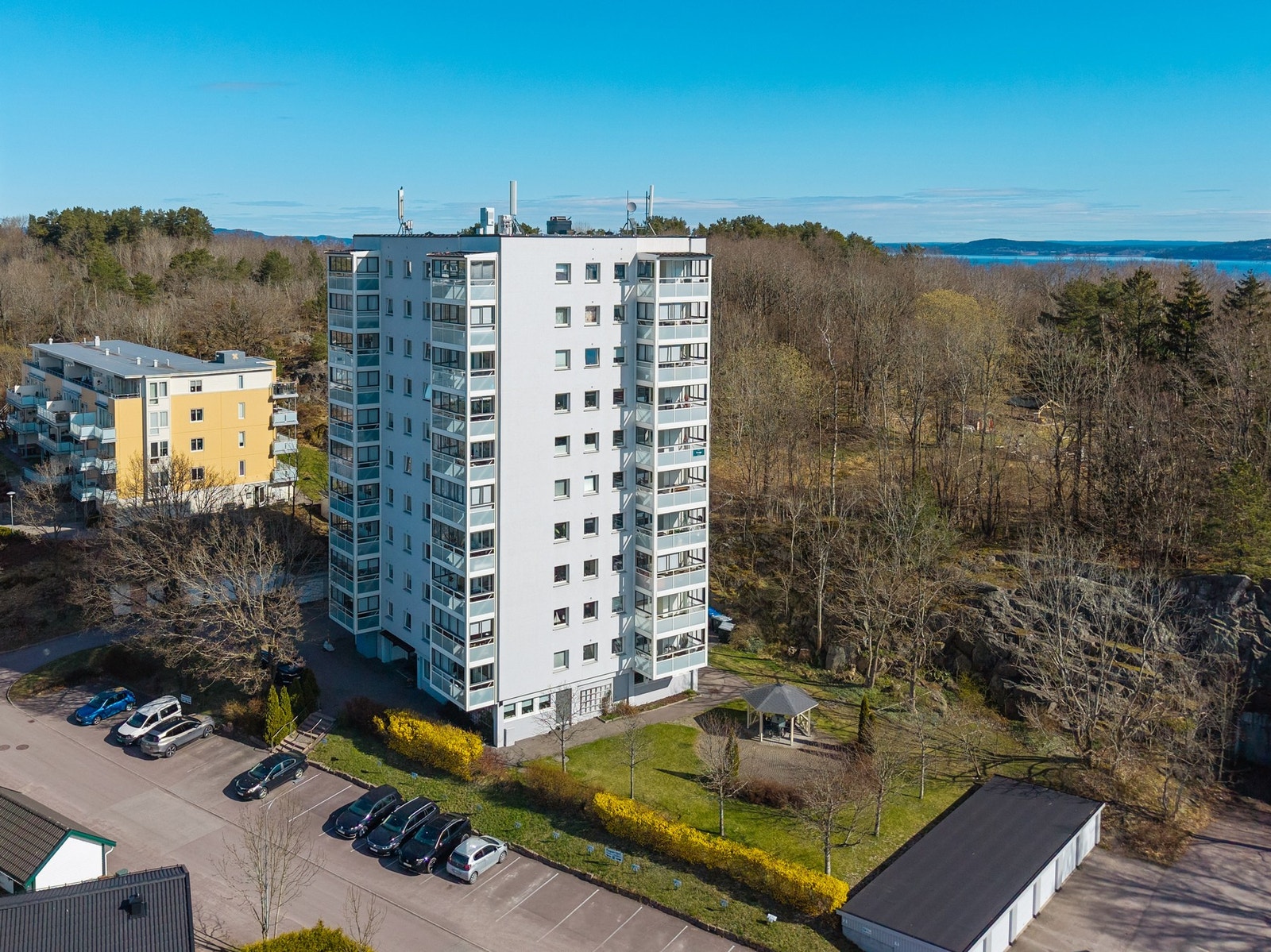 Det medfølger garasjeplass og sportsbod til leiligheten. Borettslaget har forøvrig pent opparbeidet eiendom med bla. asfalterte biloppstillingsplasser, gressplen, hyggelig uteplass, postkasser innendørs og porttelefon. Galleribilde