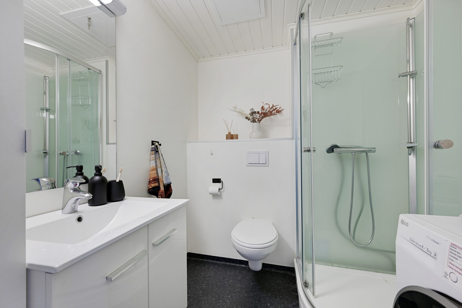 Badet ble pusset opp i 2016 i regi av borettslaget. Det er gulvbelegg, baderomsplater på veggene og malt panel i taket. Galleribilde