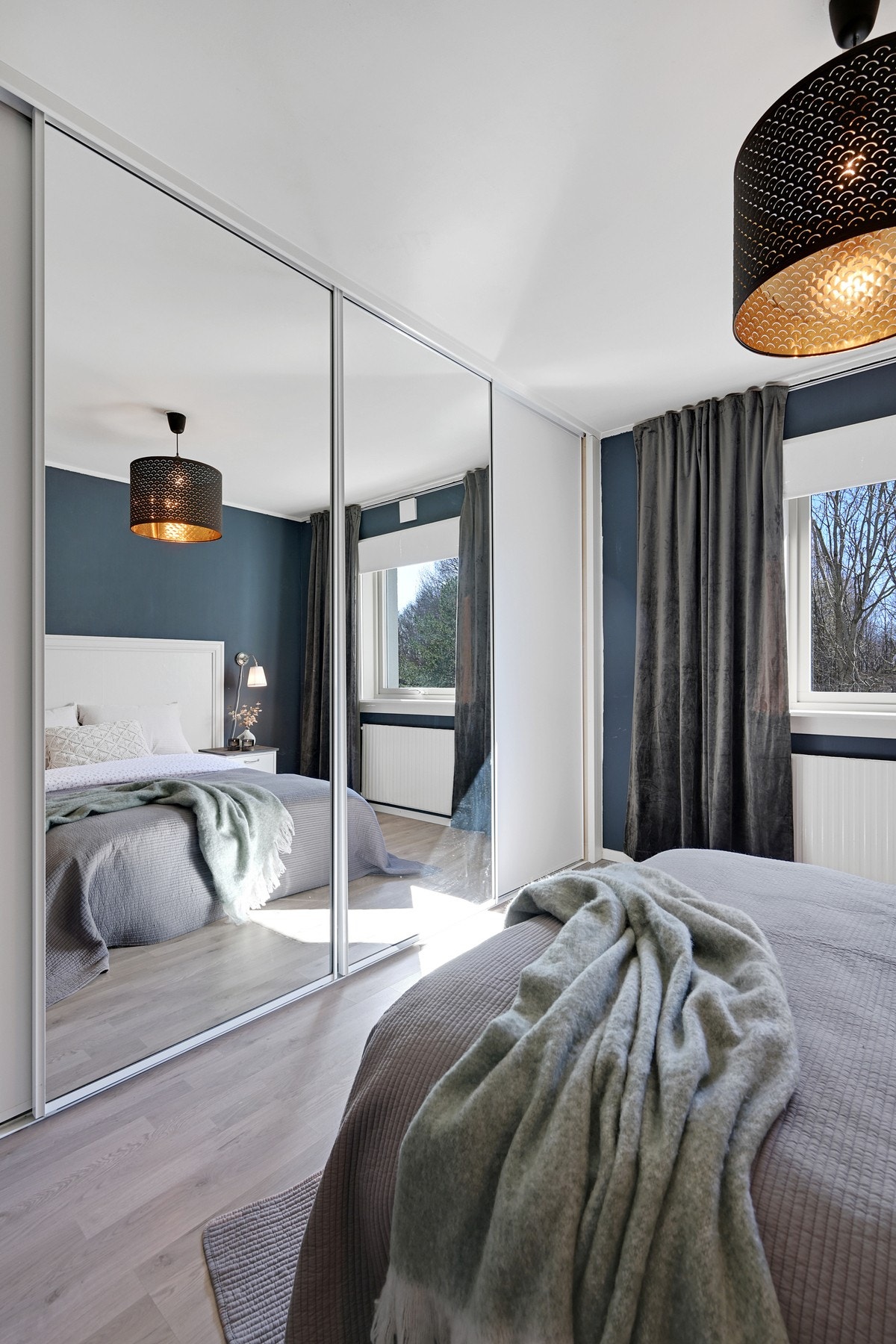 Stor skyvedørsgarderobe med god oppbevaringsplass Galleribilde