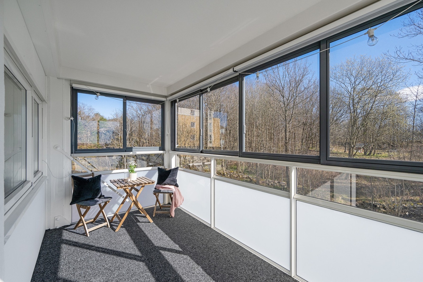 God plass til flere møblement på den innglassede balkongen. Galleribilde