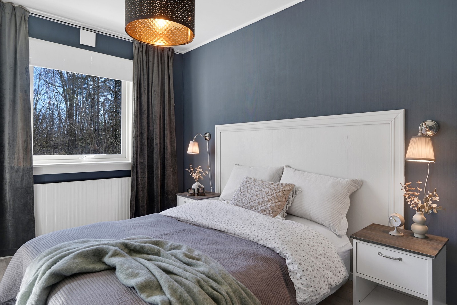 Soverommet vender inn mot skogen så herfra kan man høre fuglekvitter og se rådyrene tusle rundt. Galleribilde