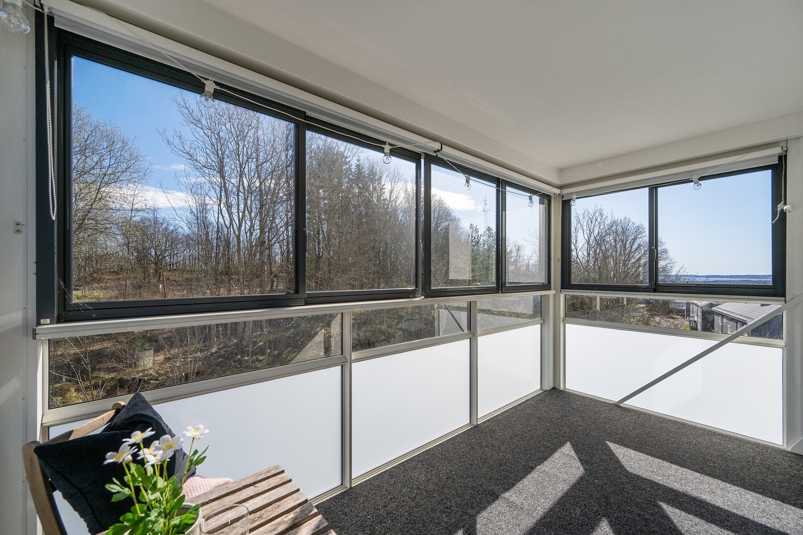 Deilig innglasset balkong på hele 11 kvm. Leiligheten ligger vendt mot skogen så her finner man lett roen. Galleribilde