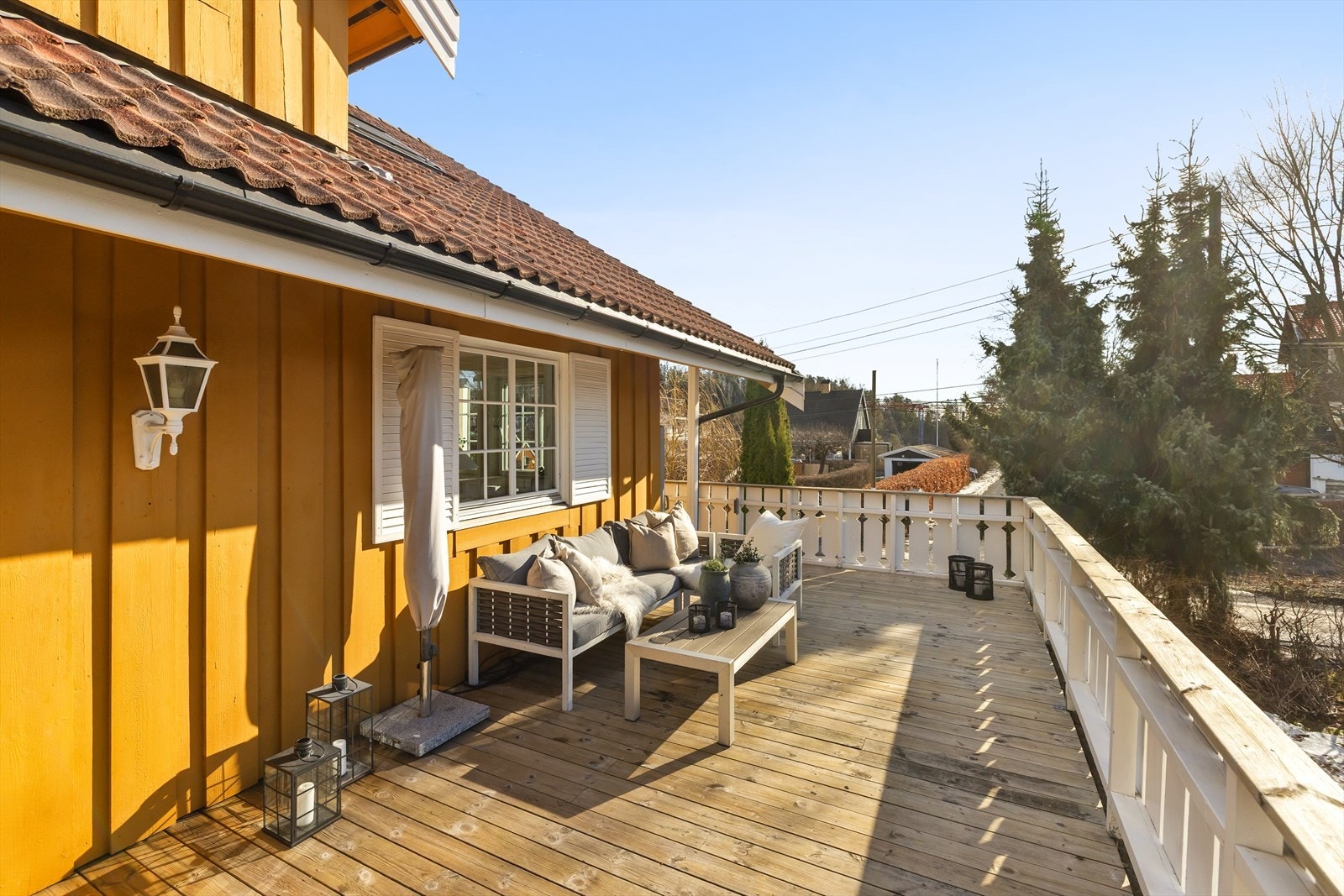 Verandaen har rekkverk av tre, som ble overflatebehandlet sommeren 2024 av dagens eier. Det er vegglamper, terrassemarkise over stuevinduet og utrekkbare levegger, som skygger godt for vind og solrike dager. Markiser også utenfor hovedsoverom og loftstue. Galleribilde