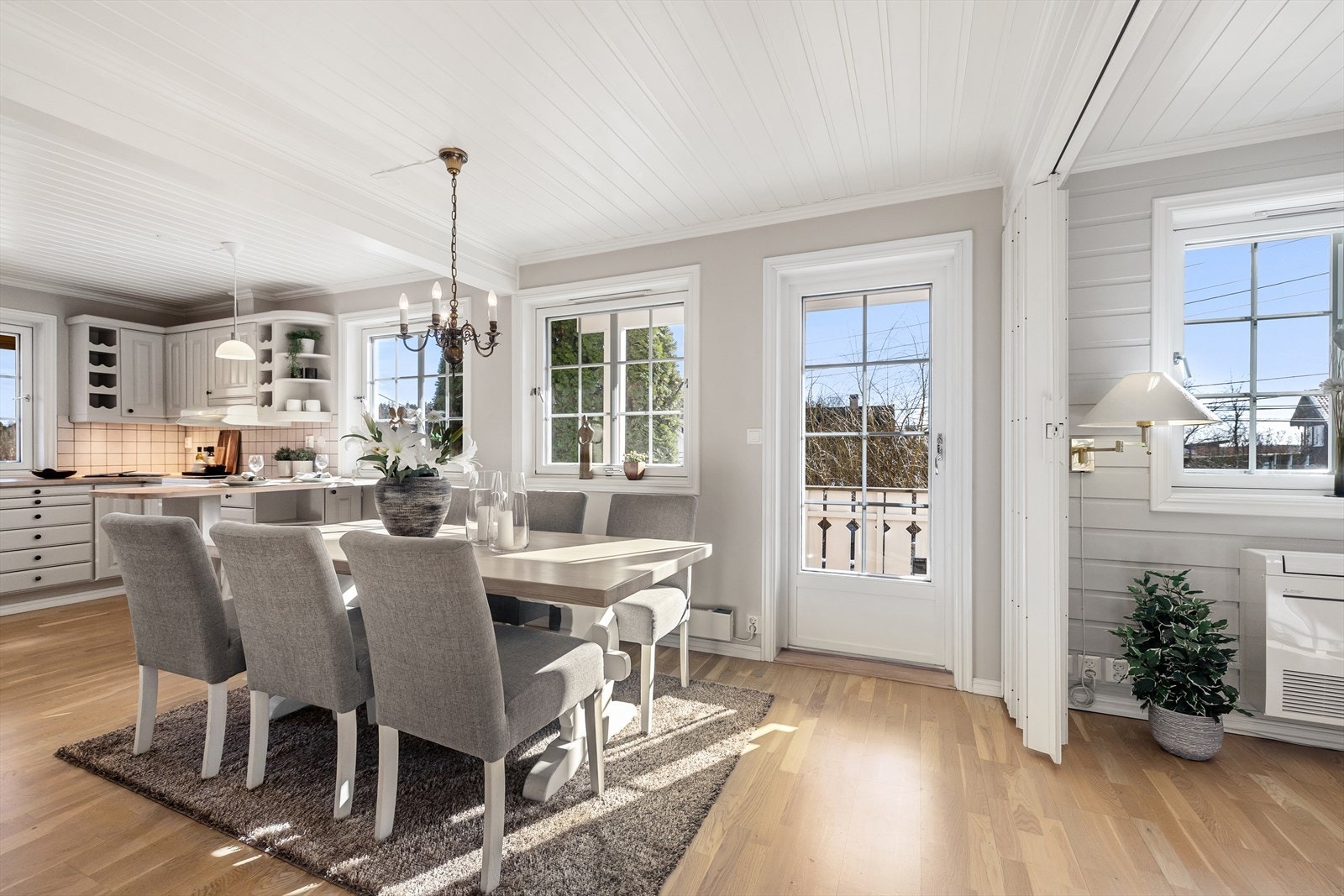 Kjøkkenet er designet og innredet med tanke på funksjonalitet, og er et hyggelig oppholdsrom. Galleribilde