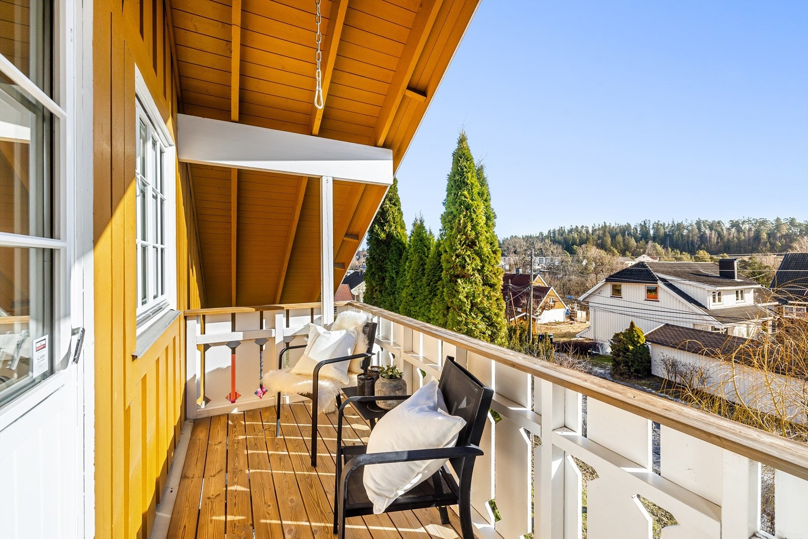 Fra TV- stuen er det adkomst til en flott balkong med plass til diverse utemøblement. Galleribilde