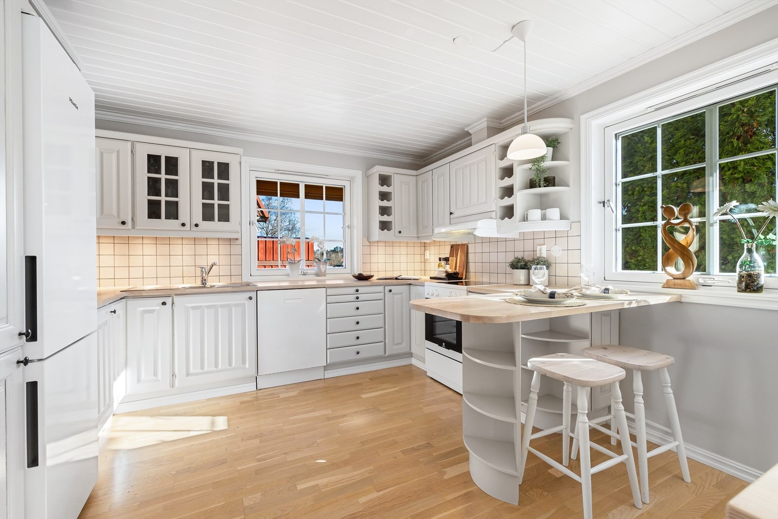 Innbydende kjøkken med parkett på gulv og "barløsning", som gjør det enkelt å nyte frokosten på de travle hverdagene. Galleribilde