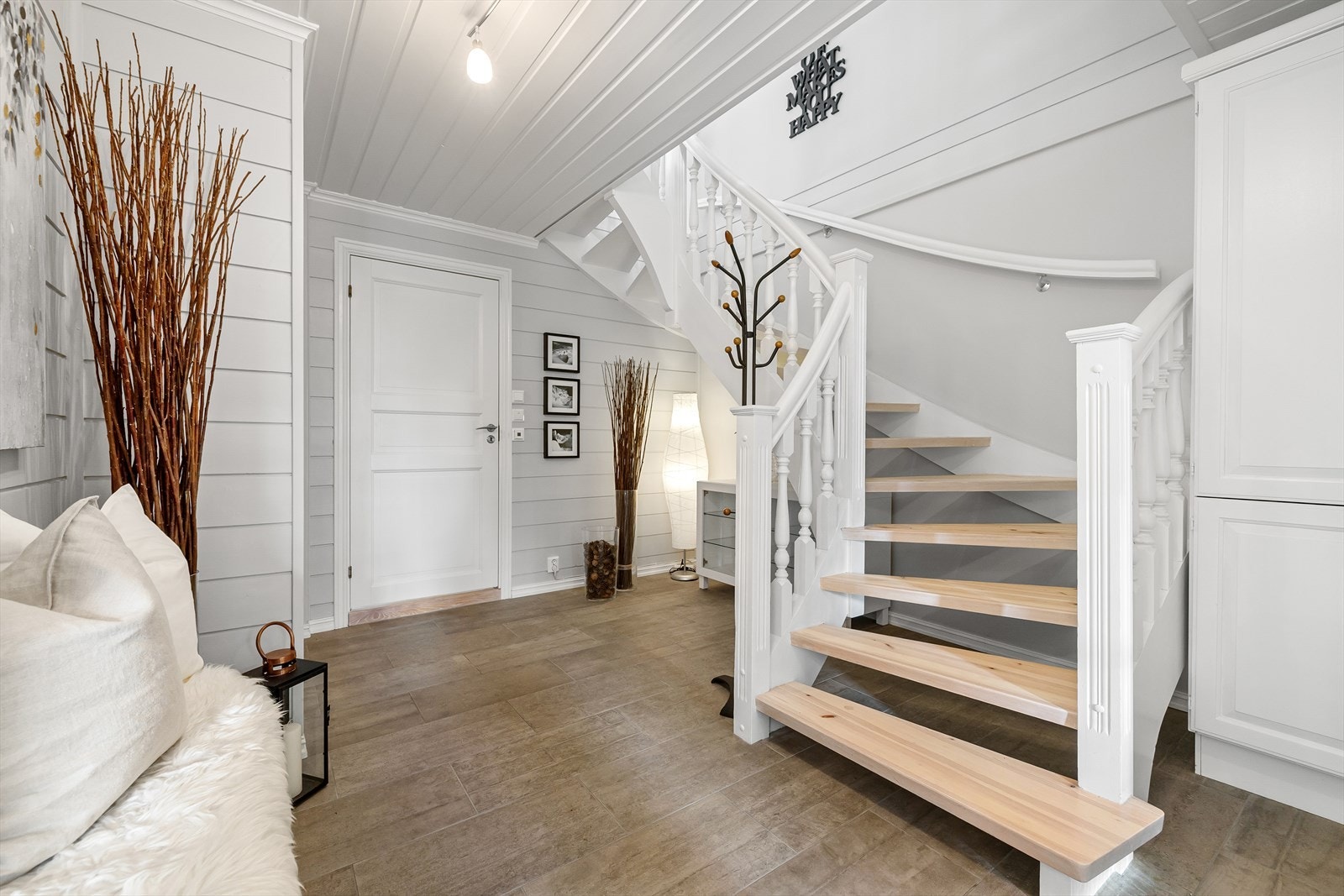 Det er varmekabler på gulvene i underetasjen, med unntak av bodrommene. Galleribilde