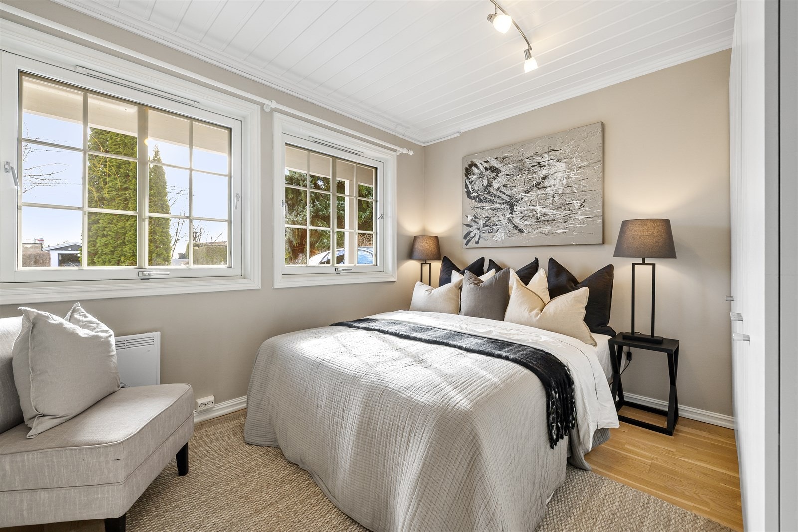 Lyst rom med stort garderobeskap og gode møbleringsmuligheter. Galleribilde