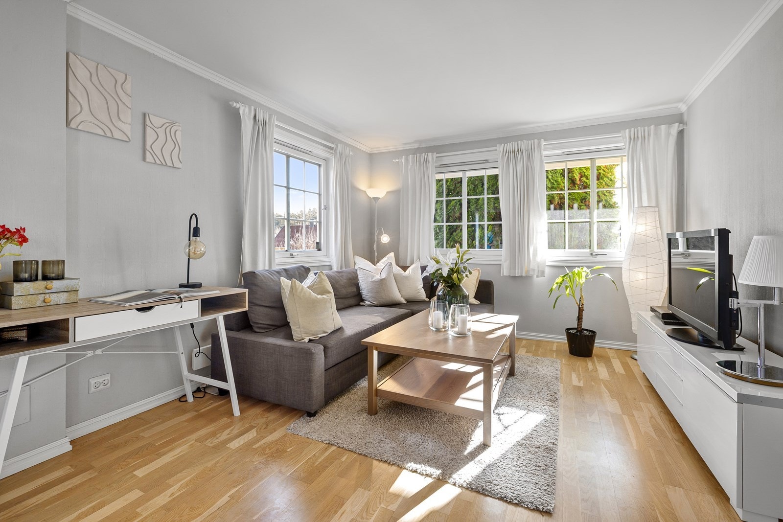 Lys og lekker stue med gode møbleringsmuligheter. Rommet har godt med plass til sofagruppe, TV- benk, bokhyller etc. Galleribilde