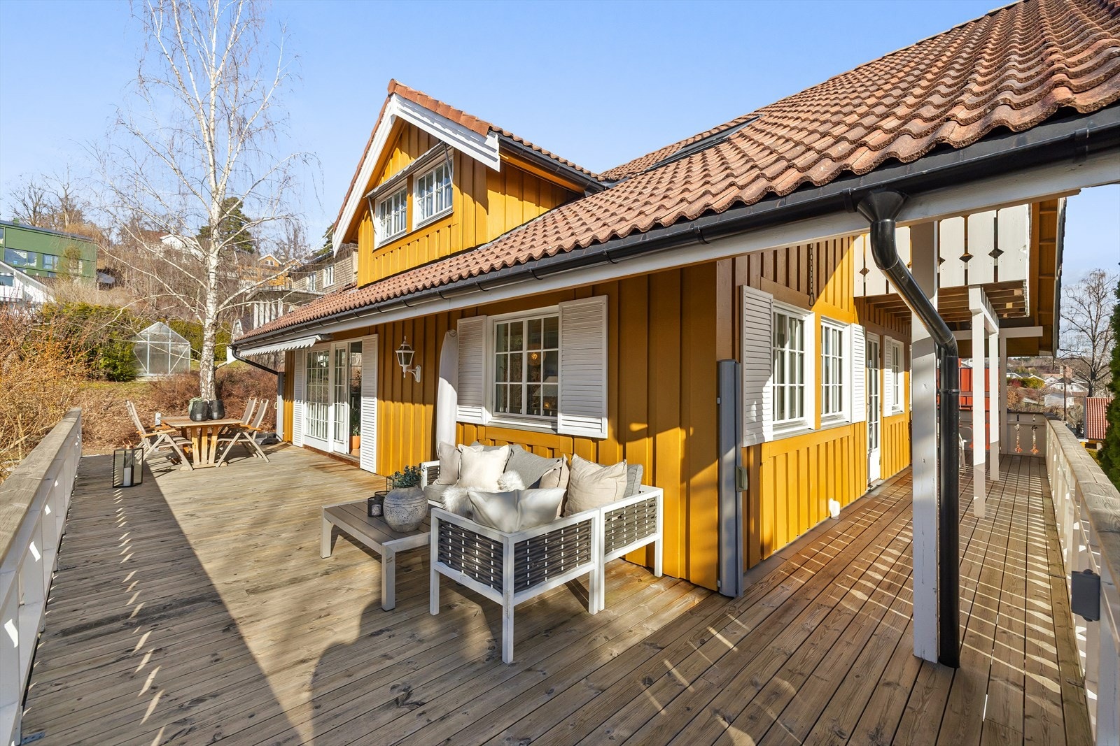 Fra stuen/ spisestuen er det adkomst til en stor veranda på 57 kvm og naturskjønn hage. Galleribilde