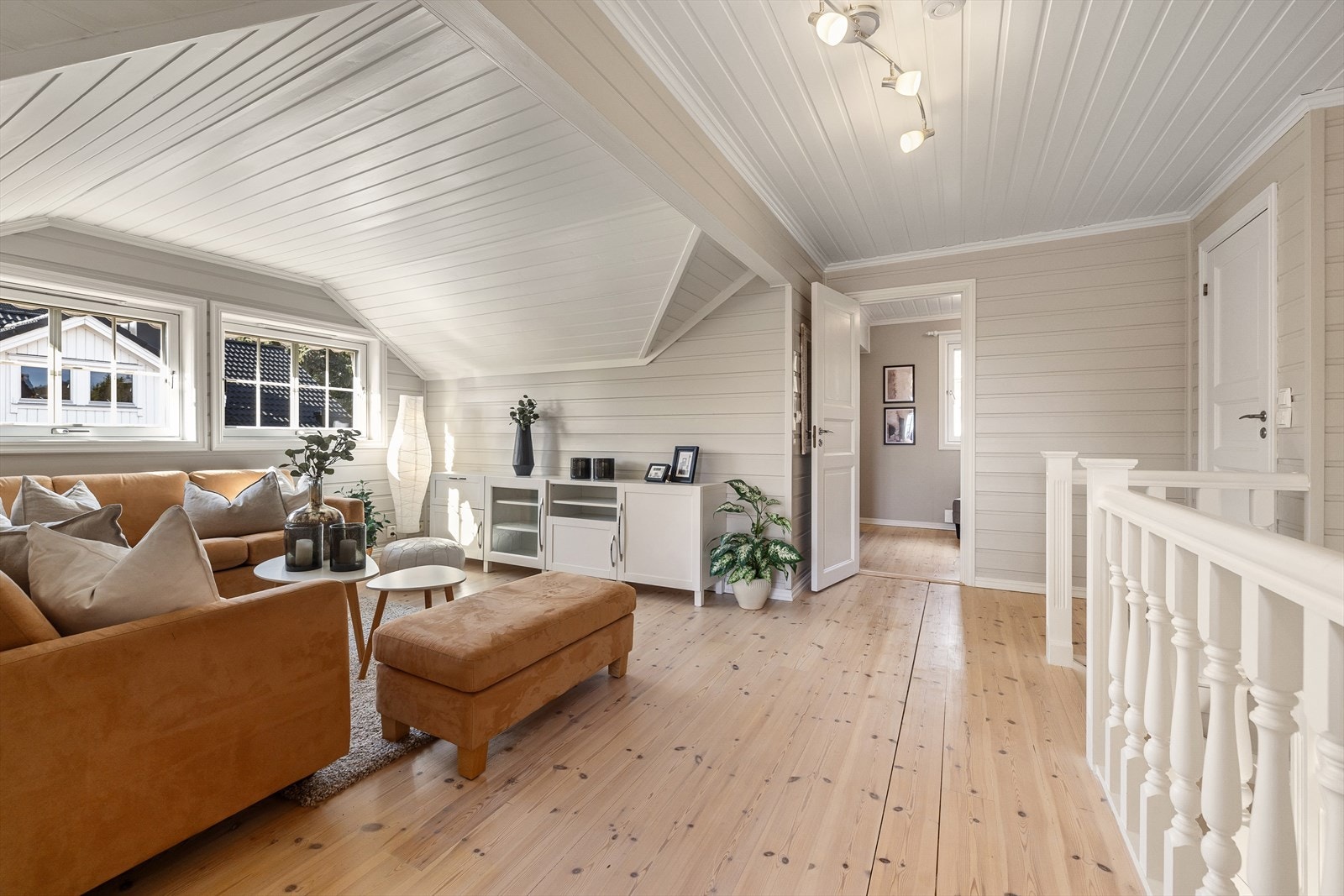 I boligen 2. etasje finner man en tiltalende og praktisk Tv- stue, perfekt for barnefamilien. Galleribilde