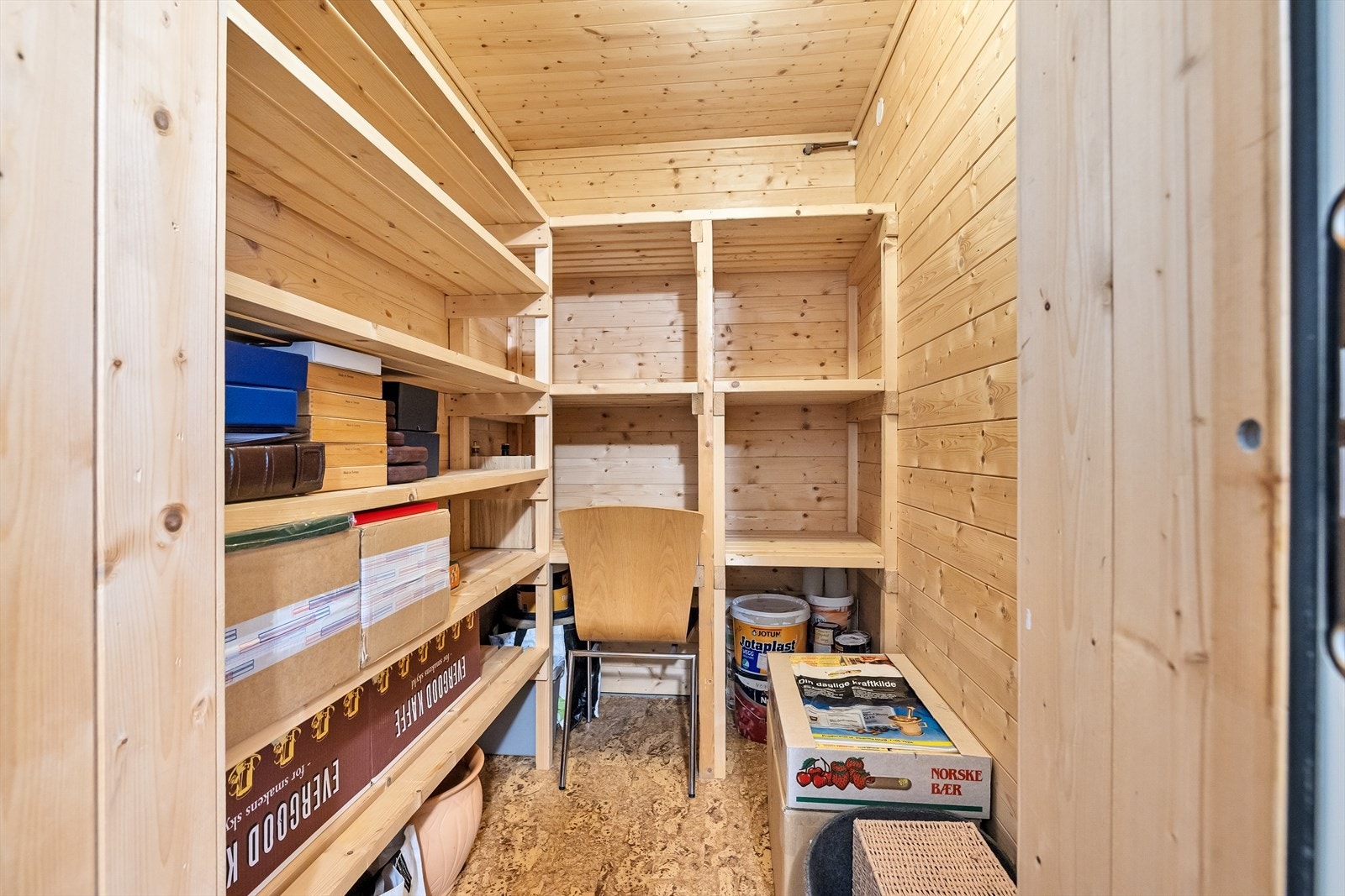 Bodrom som tidligere var konstruert som et kjølerom. Her er det godt med lagringsmuligheter. Galleribilde