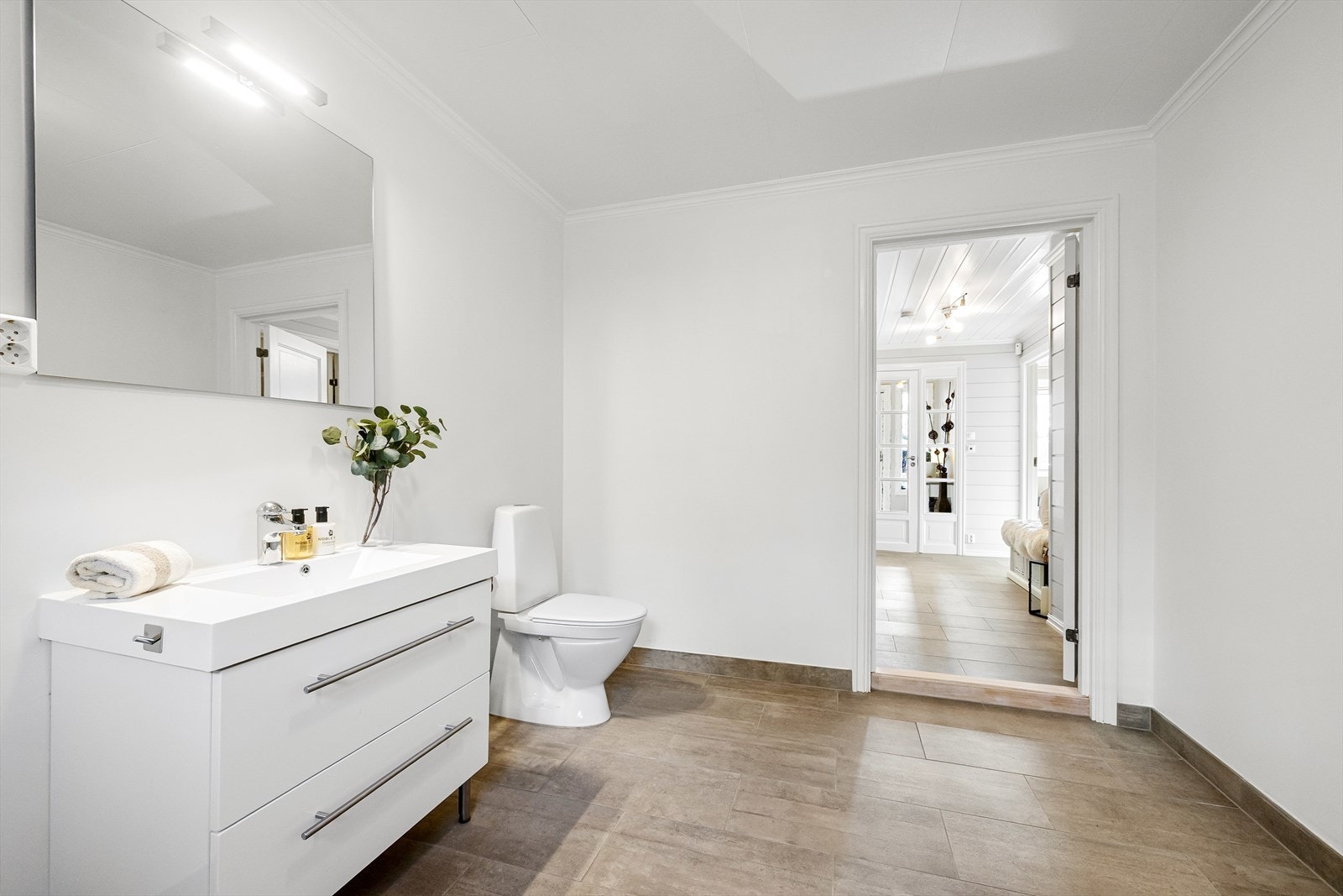 Bad: Innredningen består av en nedfelt servant med 2 skuffer, ettgreps blandebatteri, speil over vasken og et toalett. Belysningen består av en lampe over speilet og en taklampe. Det er tilrettelagt for badekar/boblekar med vannuttak på veggen. Galleribilde