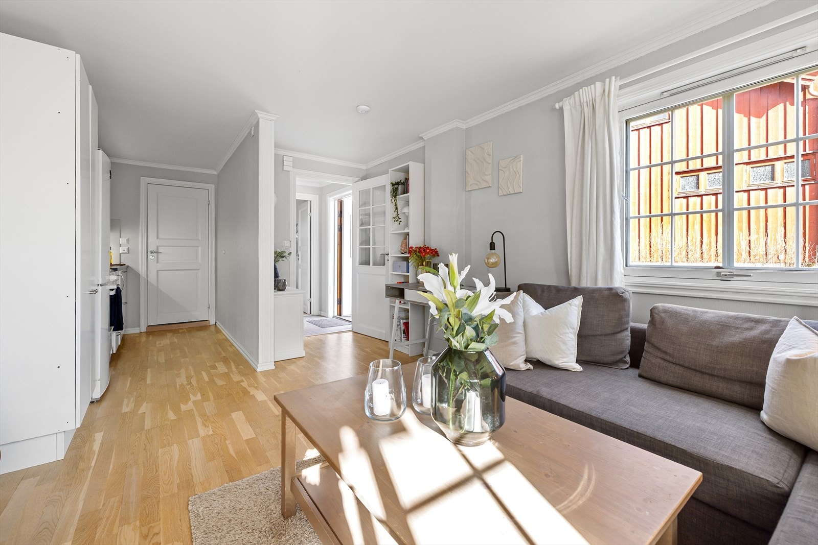 Kjøkkenet som ble modernisert i 2015, har god skap- benkeplass. Gulvet har parkett, og veggene er malte med struktur. Taket er slettmalt, med belysning under overskapene som lyskilde. Galleribilde