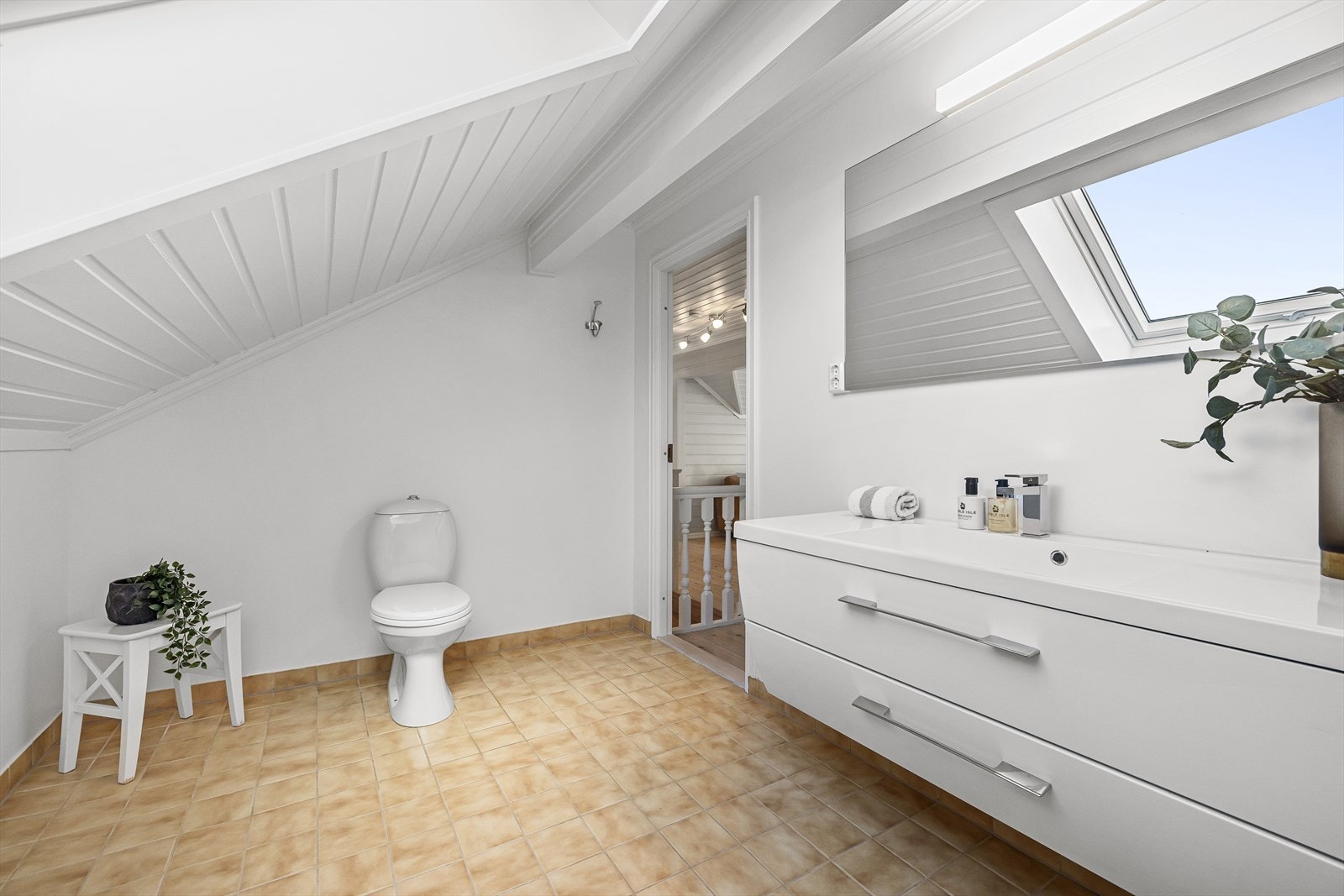 Baderomsinnredningen består av et badekar, en ny baderomsinnredning med nedfelt servant og to skuffer, speil over vasken og et gulvmontert toalett. Det er mekanisk ventilasjon og tilluft under døren. Galleribilde